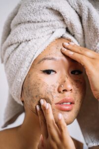 Mulher Desvendando a Melhor Skincare para Pele Oleosa e fazendo esfolliação facial.