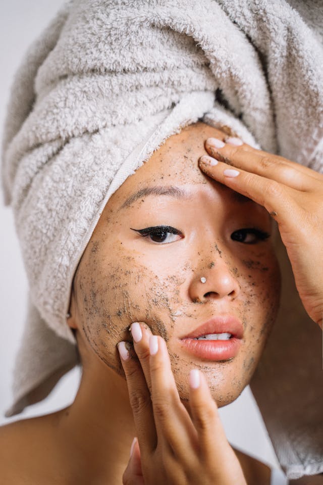 Mulher fazendo esfolliação facial skincare no inverno: mantendo sua pele radiante e hidratada.