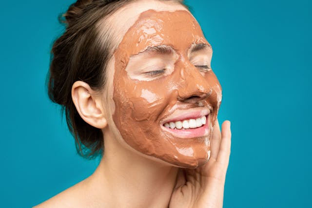 Mulher Desvendando a Melhor Skincare para Pele Oleosa e passando hidratante no rosto.