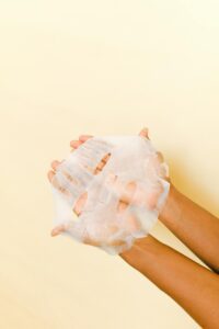 Desvendando o melhor skincare para pele oleosa, pessoa mostrando máscara facial.