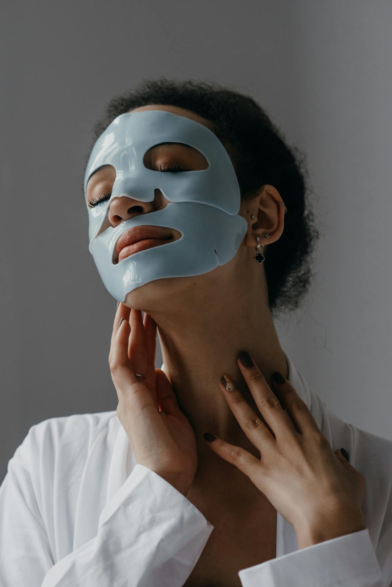 Mulher com uma máscara facial e benefícios para sua pele.