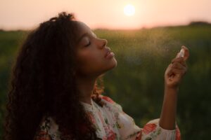 Mulher colocando um tônico facial, em sua skincare para pele sensível: cuidados essenciais.