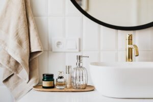 Produtos em um banheiro para uma rotina de cuidados com a pele básica matinal e noturna.