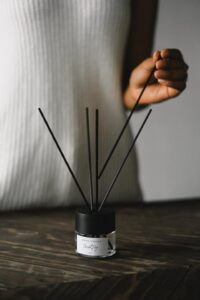 Como ser uma cheirosa, é um assunto importante além do corpo, para ambientes também. Na imagem tem um difusor de ambientes.