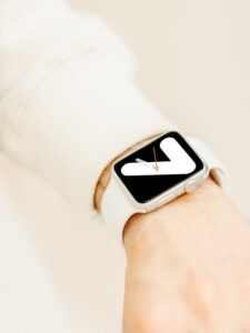 Gestão de tempo: sem procastinação e com produtividade. Relógio posicionado em braço.