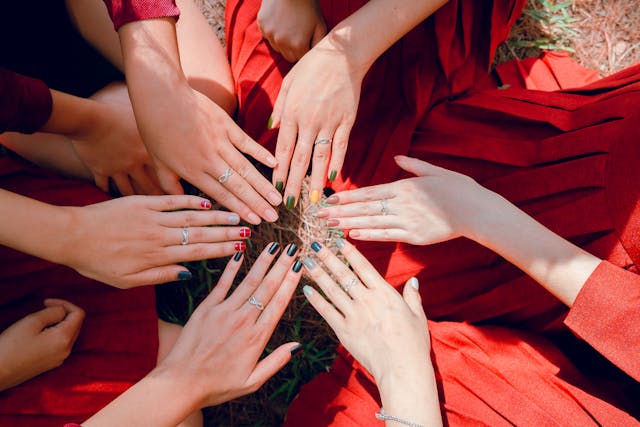 Unhas perfeitas e saudáveis: cuidados essenciais. Amigas, com as unhas perfeitas e bem cuidadas.