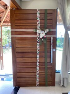 Porta decorada com fitas natalinas e papai noel.